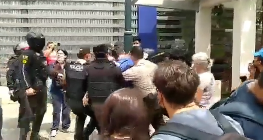 Policía reprime a estudiantes de medicina en Guayaquil | Captura de video de redes sociales