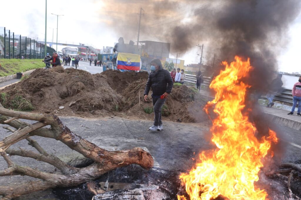 Cierre de vías en San Miguel del Común, Calderón, provincia de Pichincha