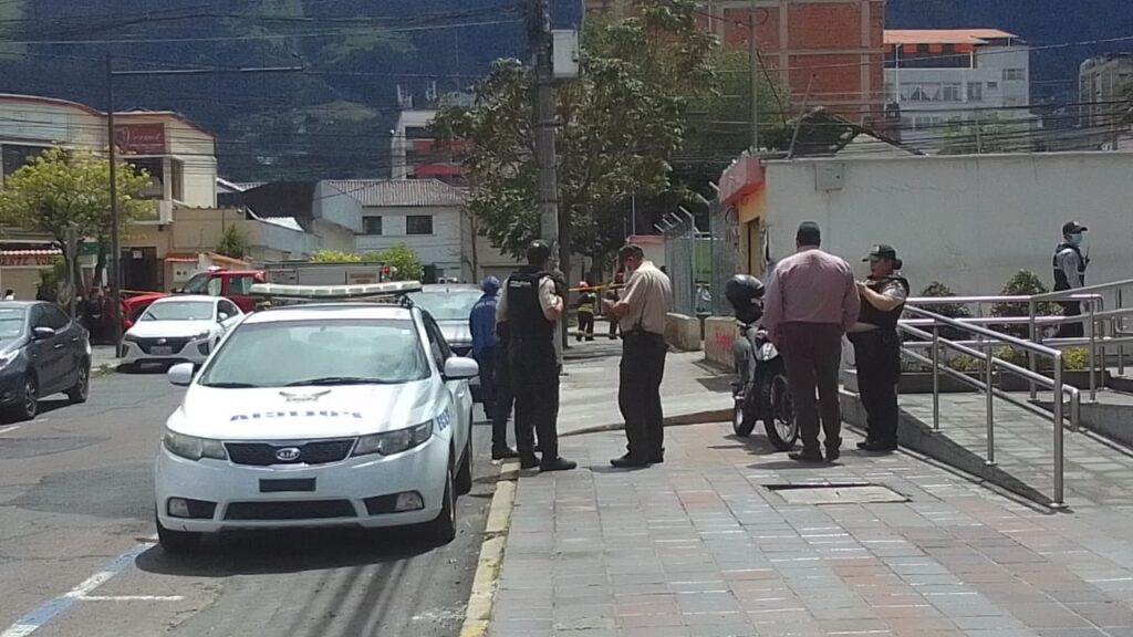 Quito: la Policía evacúa a personal del SNAI tras amenaza de bomba