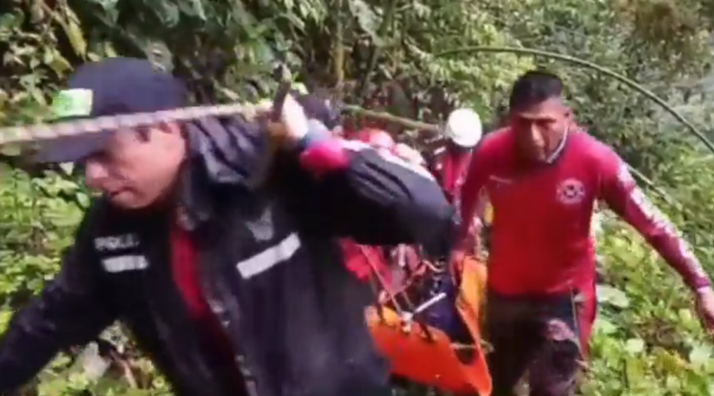 Hallan el cuerpo de la mujer que cayó con su hijo en el Pailón del Diablo | Foto: captura de video