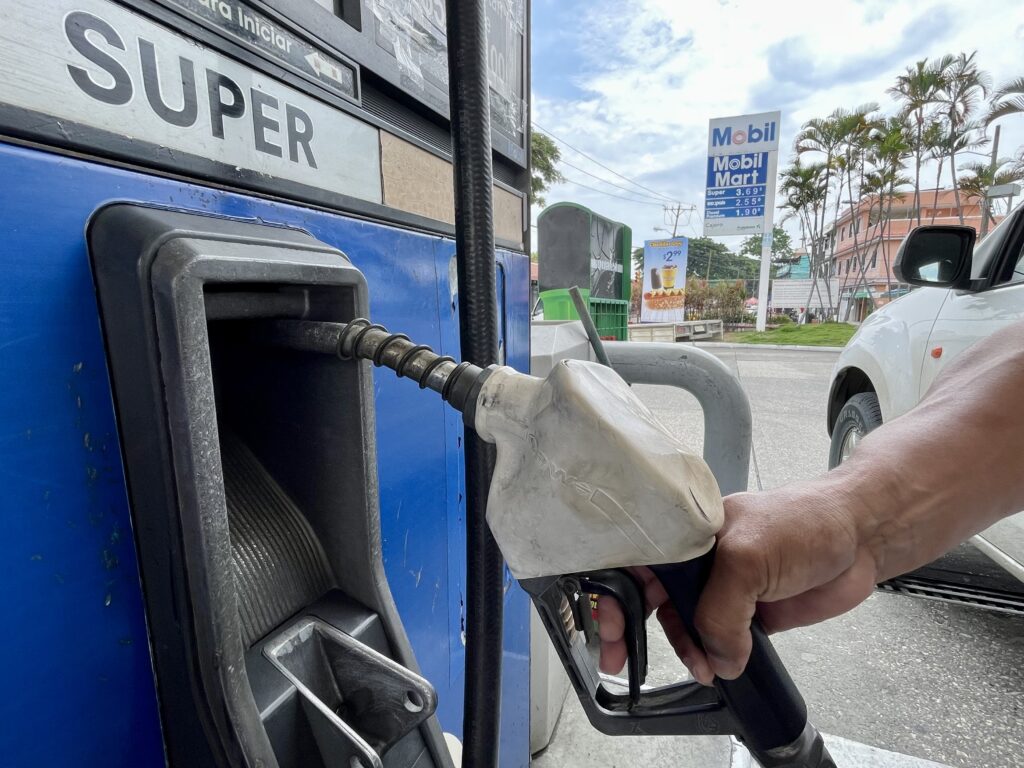 Precio de gasolina súper disminuirá a USD 5,13 desde el viernes