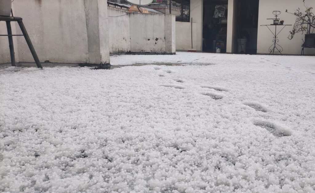 Fuerte granizada en el sur de Quito | Foto: Primera Plana