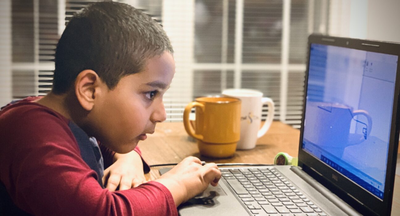 Niño en computadora. Violencia digital infantil