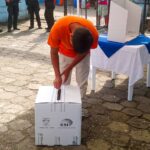 Volcamiento de un tanquero causa cierre vial en el redondel de Gualo, norte de Quito