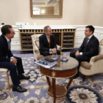 Gobierno asegura ingresos estimados en USD 1.550 millones tras negociaciones con telefónicas