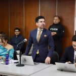 Machado llega a Oslo y aparece desde un balcón