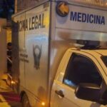 Auto cae sobre techo de una vivienda en Quito, hay una persona herida