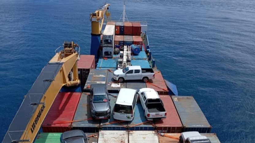 Contenedores y vehículos caen al mar tras incidente de buque rumbo a Galápagos