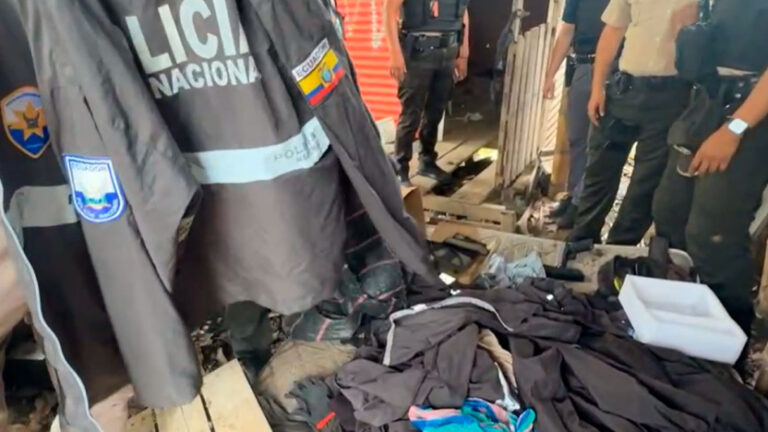 Hallan caletas con uniformes policiales y municiones en Nueva Prosperina
