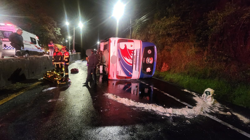 Vuelco de bus deja 10 heridos en avenida Simón Bolívar, en Quito