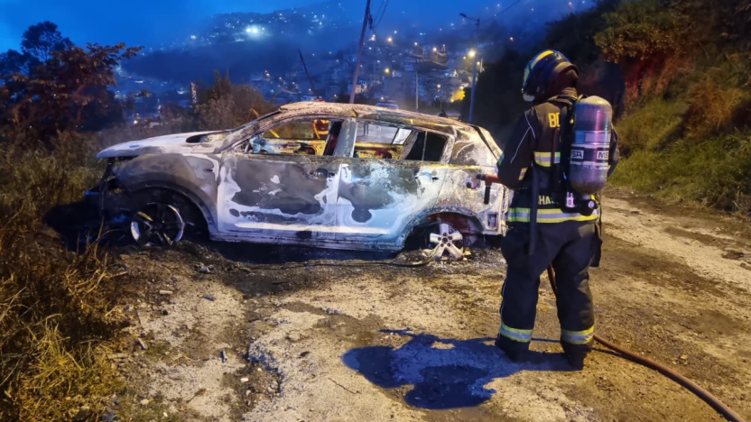 Investigan hallazgo de vehículo incinerado con una persona en su interior en Quito