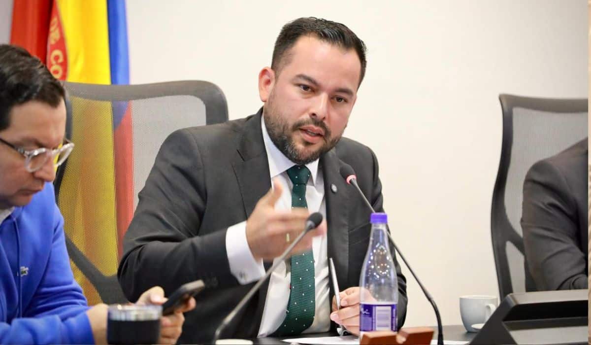 Ministro del Interior anuncia la detención de cinco migrantes en Quito