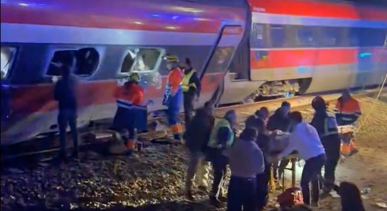 Choque de trenes en España deja al menos 39 muertos
