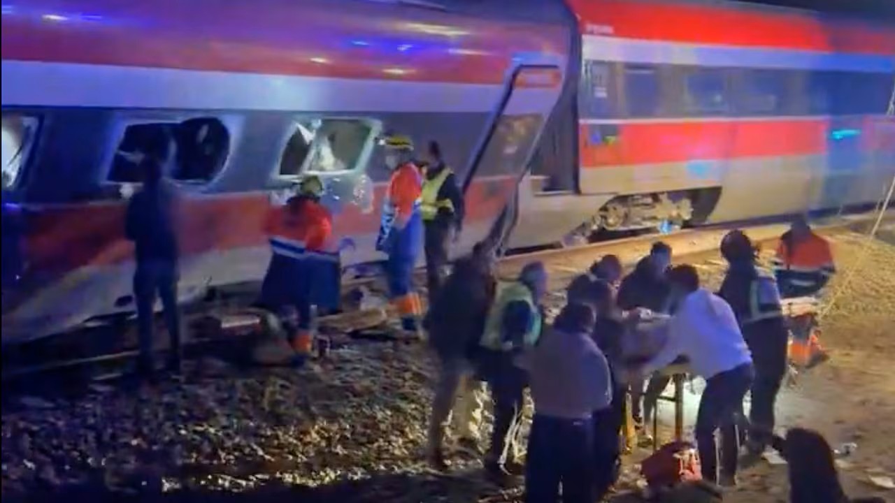 Choque de trenes en España deja al menos 39 muertos