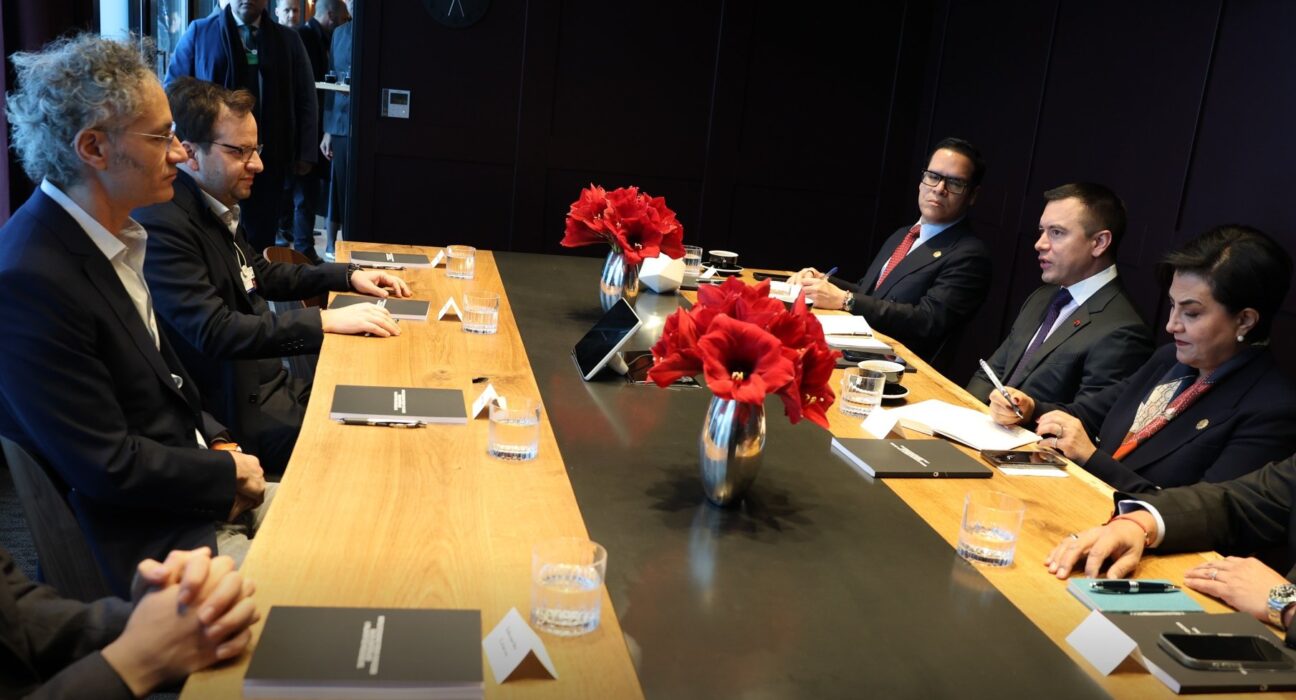 Ecuador busca ampliar uso de IA tras reunión de Noboa con CEO de Palantir