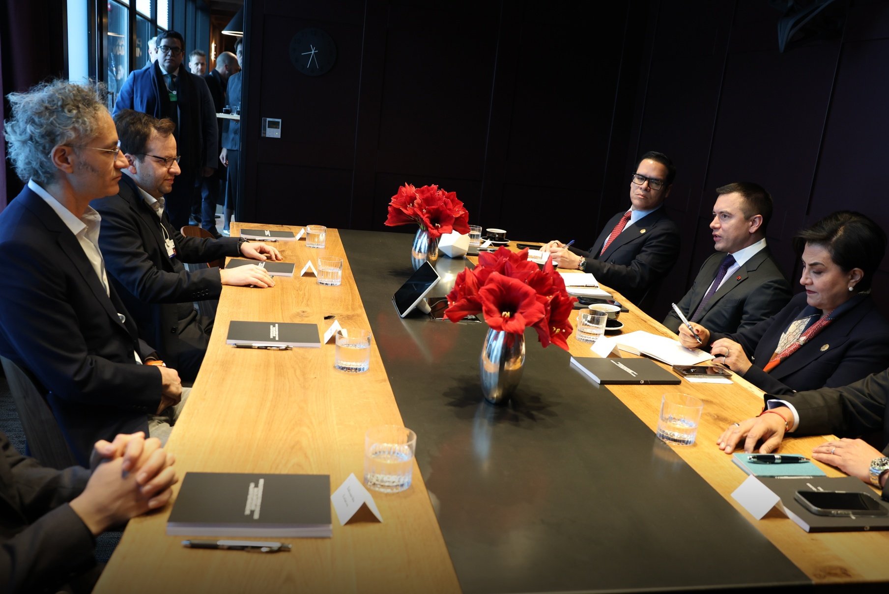 Ecuador busca ampliar uso de IA tras reunión de Noboa con CEO de Palantir