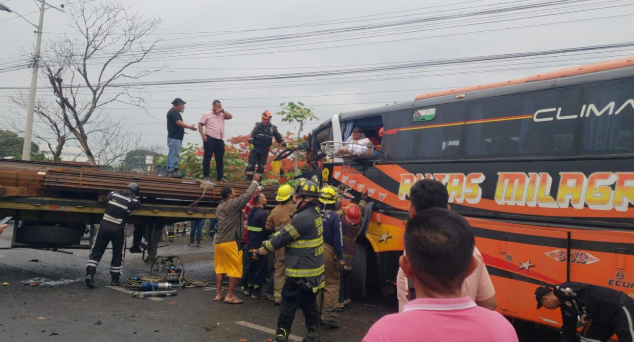 Choque entre bus y plataforma en la vía Durán–Yaguachi deja al menos cinco heridos