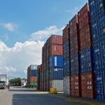 Delincuentes chocan patrullero durante persecución y dejan dos policías heridos