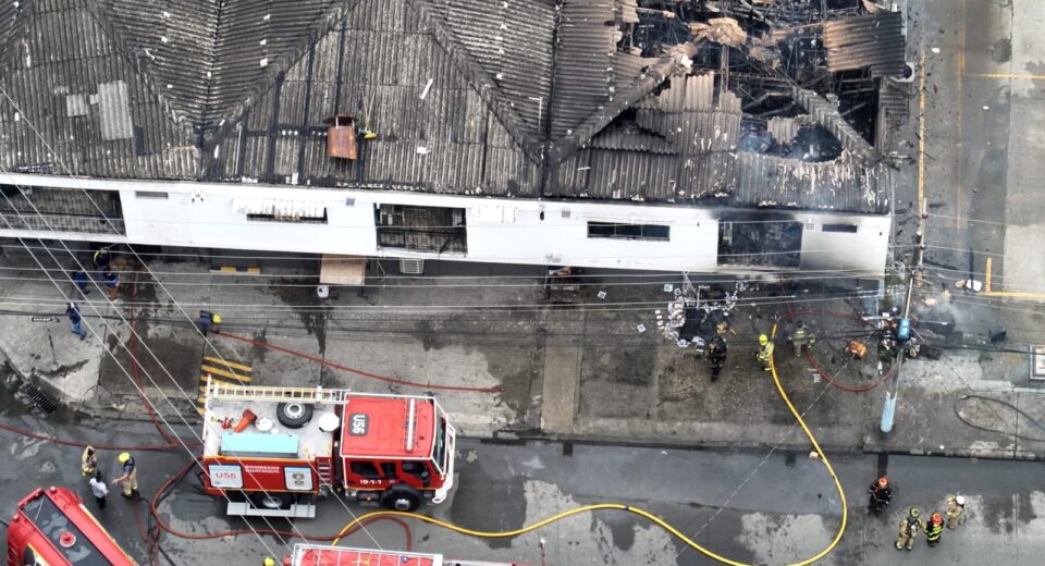 Bomberos controlan voraz incendio en imprenta de Mapasingue, en Guayaquil