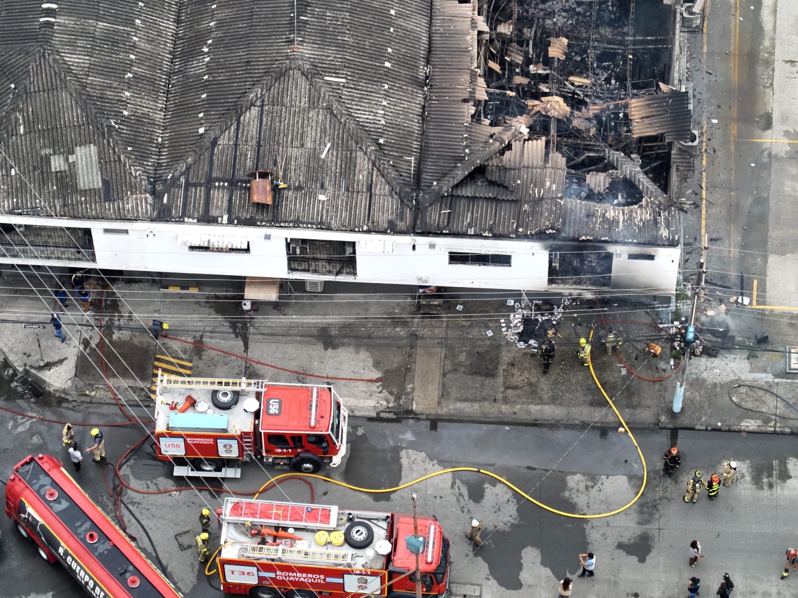Bomberos controlan voraz incendio en imprenta de Mapasingue, en Guayaquil
