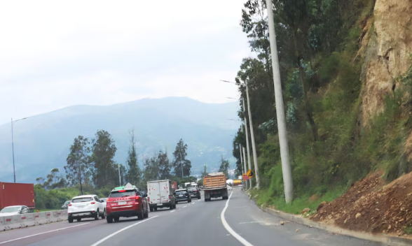 Quito: Municipio inicia trabajos de mantenimiento en Av. Simón Bolívar