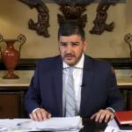 Juez federal bloquea deportación de Liam Conejo y su padre y prohíbe su traslado