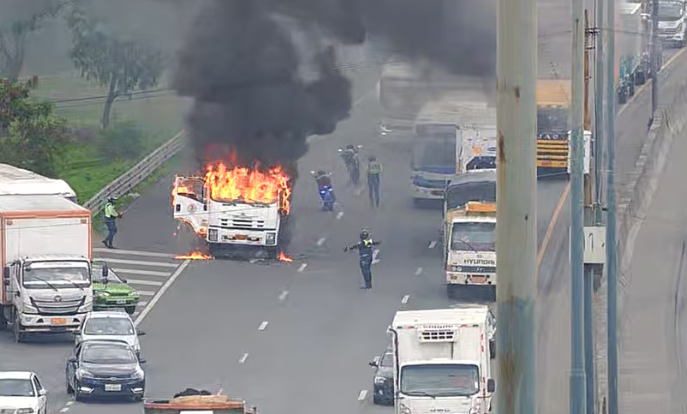 Vehículo pesado se incendia en la vía Perimetral de Guayaquil