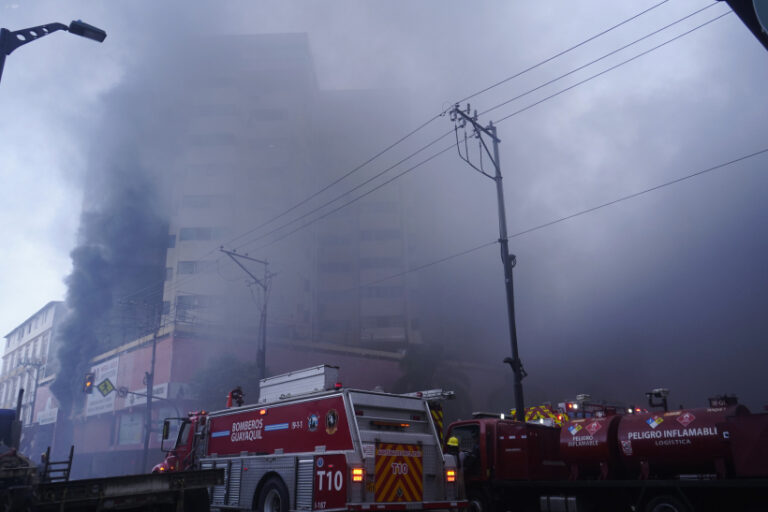 Guayaquil: incendio en edificio Multicomercio sigue activo tras más de 24 horas