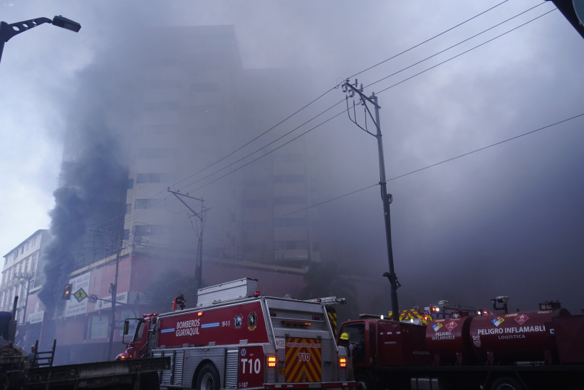 Guayaquil: incendio en edificio Multicomercio sigue activo tras más de 24 horas