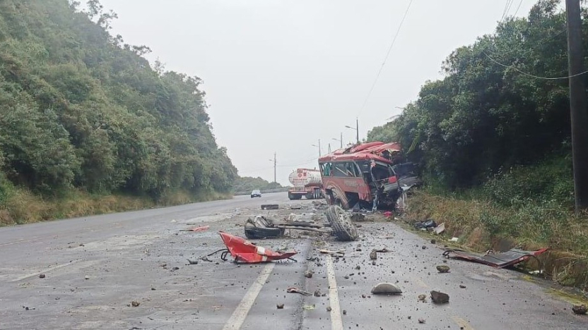 Siniestro de tránsito en la vía a Papallacta deja un muerto y 20 heridos