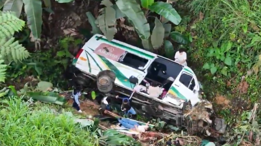 Buseta turística cae a un abismo en la vía Cuenca–Molleturo