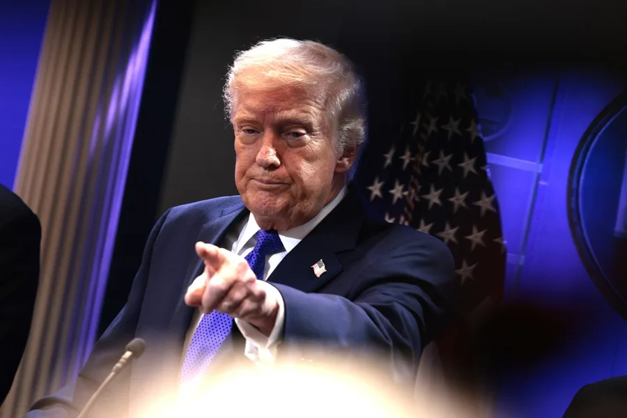 Trump anuncia arancel global del 10 % tras dictamen de Corte Suprema