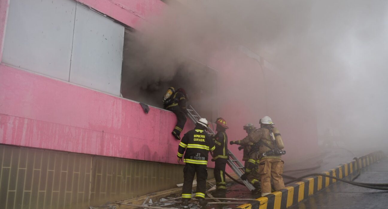 Nuevo incendio en centro-sur de Guayaquil moviliza a más de 100 bomberos