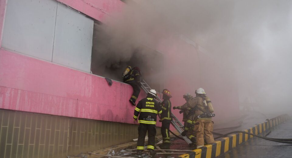 Nuevo incendio en centro-sur de Guayaquil moviliza a más de 100 bomberos