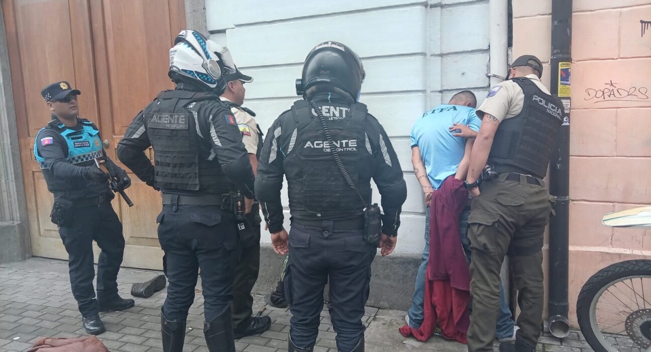 Detienen a hombres que amedrentaron con cuchillo a pasajeros de un bus en Quito