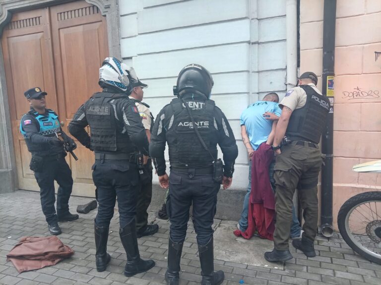 Detienen a hombres que amedrentaron con cuchillo a pasajeros de un bus en Quito