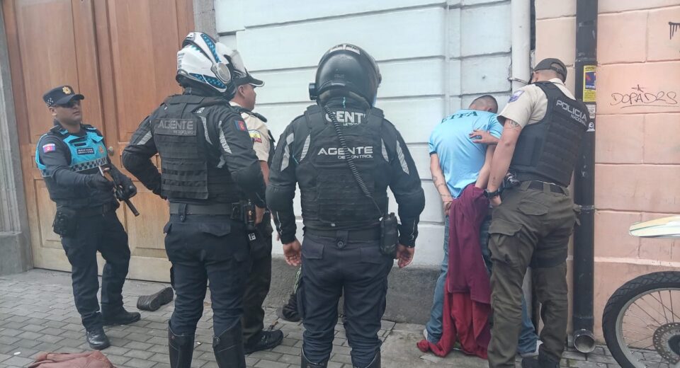 Detienen a hombres que amedrentaron con cuchillo a pasajeros de un bus en Quito