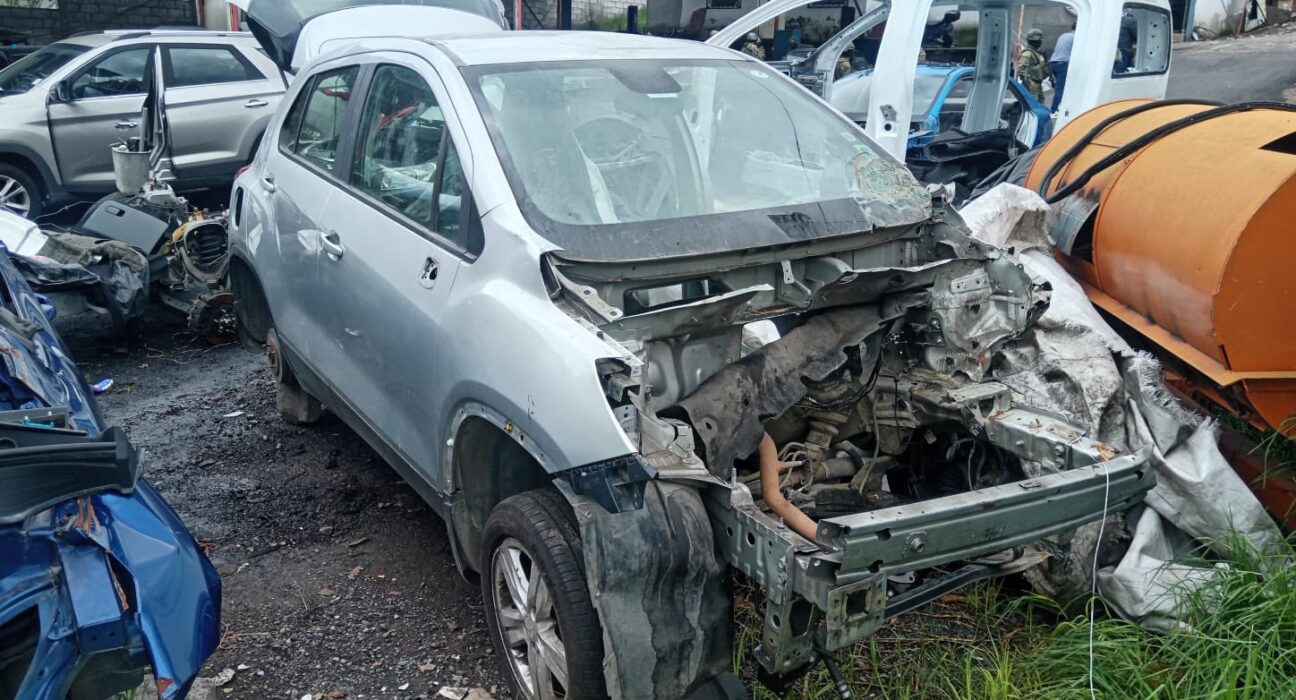 Detienen a ocho presuntos miembros de Los Lobos mientras desmantelaban autos en Rumiñahui