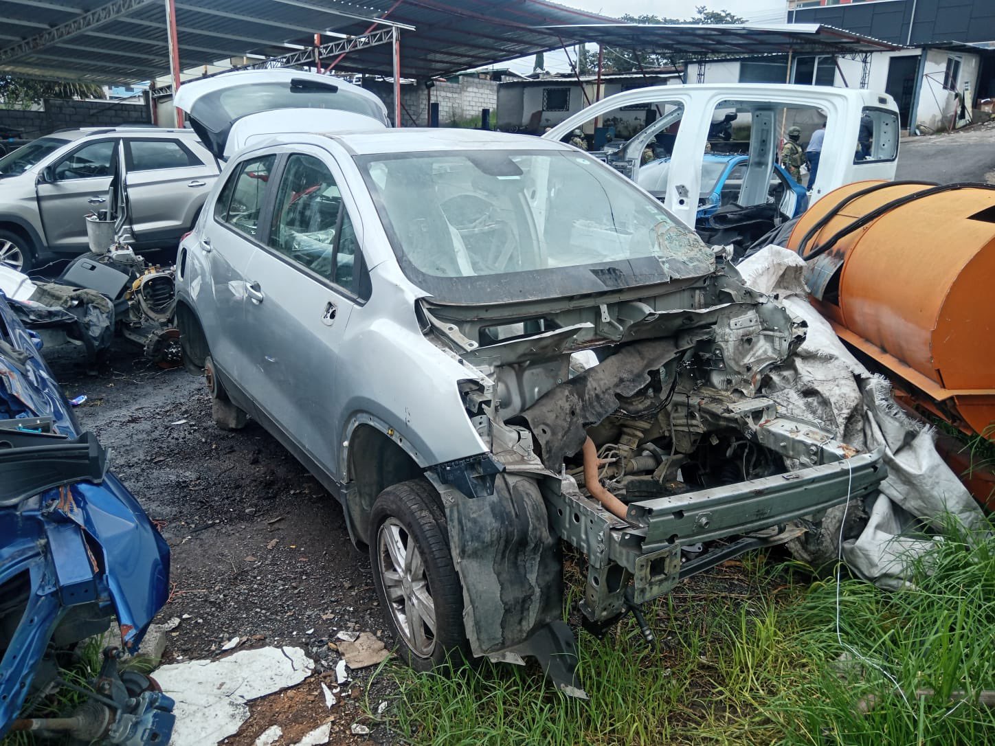 Detienen a ocho presuntos miembros de Los Lobos mientras desmantelaban autos en Rumiñahui
