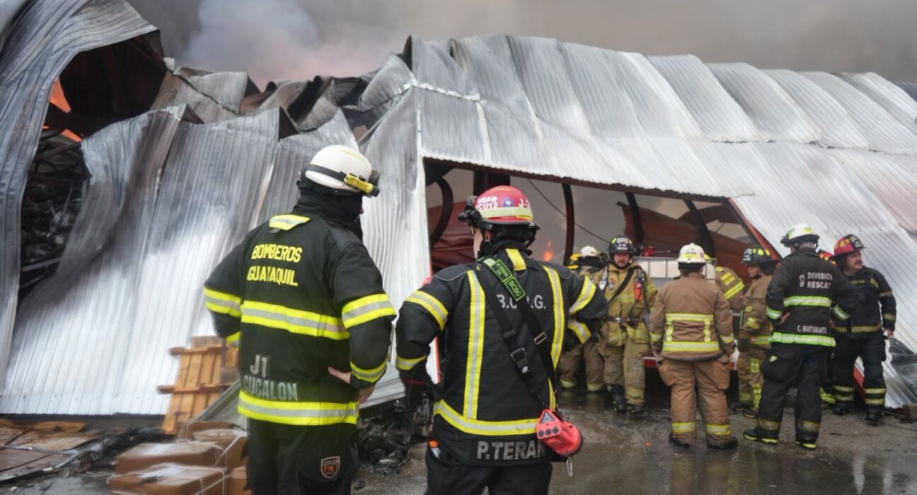 Guayaquil: Incendio en ensambladora de motos está controlado en un 90%