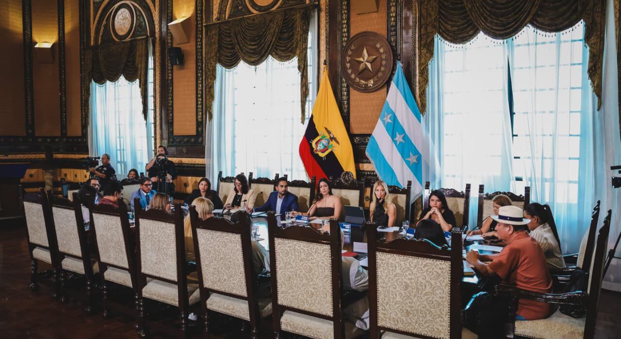 Concejo de Guayaquil extiende por 30 días la licencia sin sueldo de Alvarez