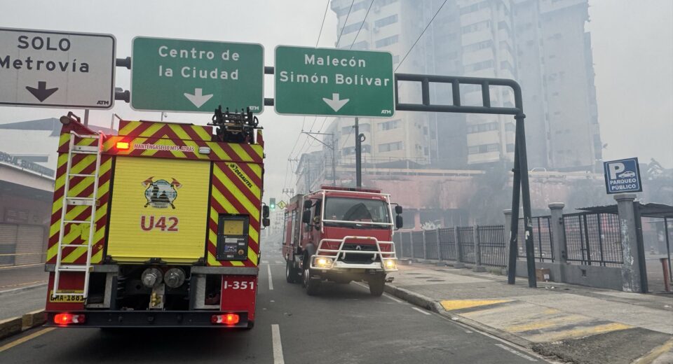Guayaquil: bomberos controlan puntos calientes tras incendio en edificio Multicomercio