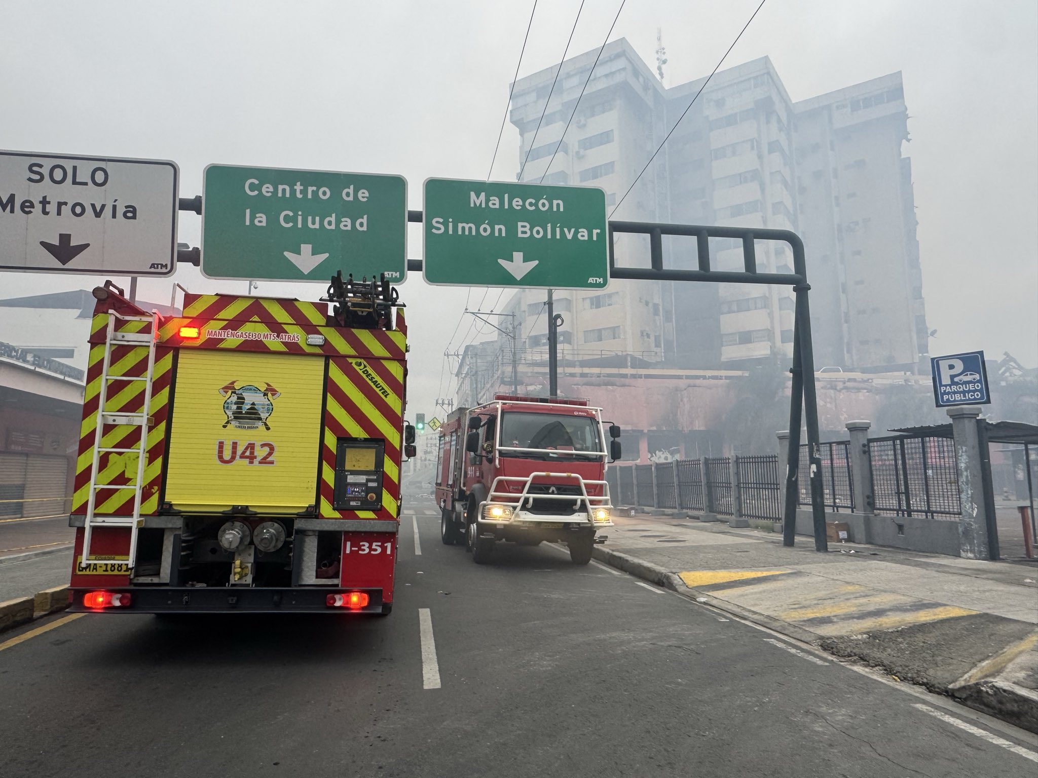 Guayaquil: bomberos controlan puntos calientes tras incendio en edificio Multicomercio