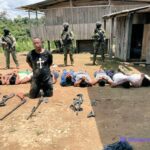 Buseta turística cae a un abismo en la vía Cuenca–Molleturo