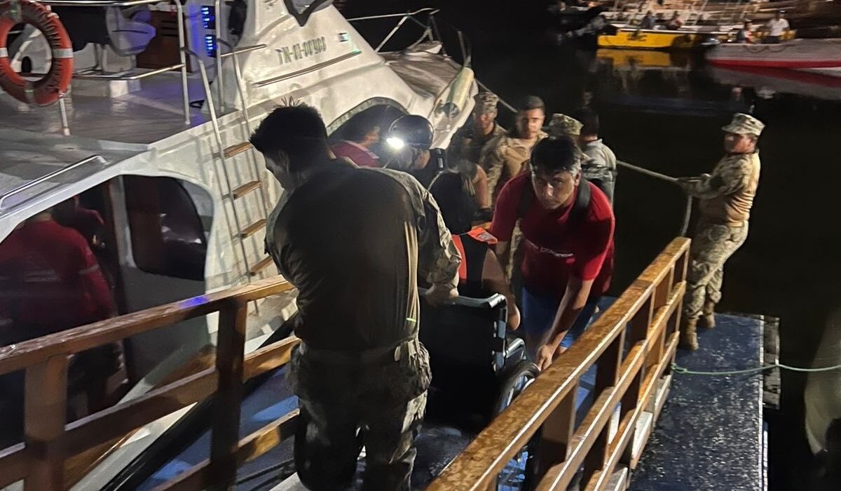 Rescatan a 28 personas en Galápagos tras naufragio de embarcación: hay un fallecido