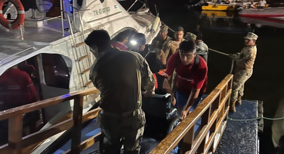 Rescatan a 28 personas en Galápagos tras naufragio de embarcación: hay un fallecido