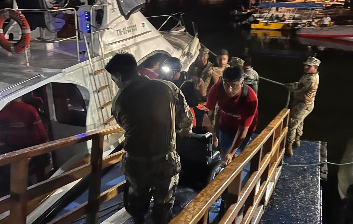 Rescatan a 28 personas en Galápagos tras naufragio de embarcación: hay un fallecido