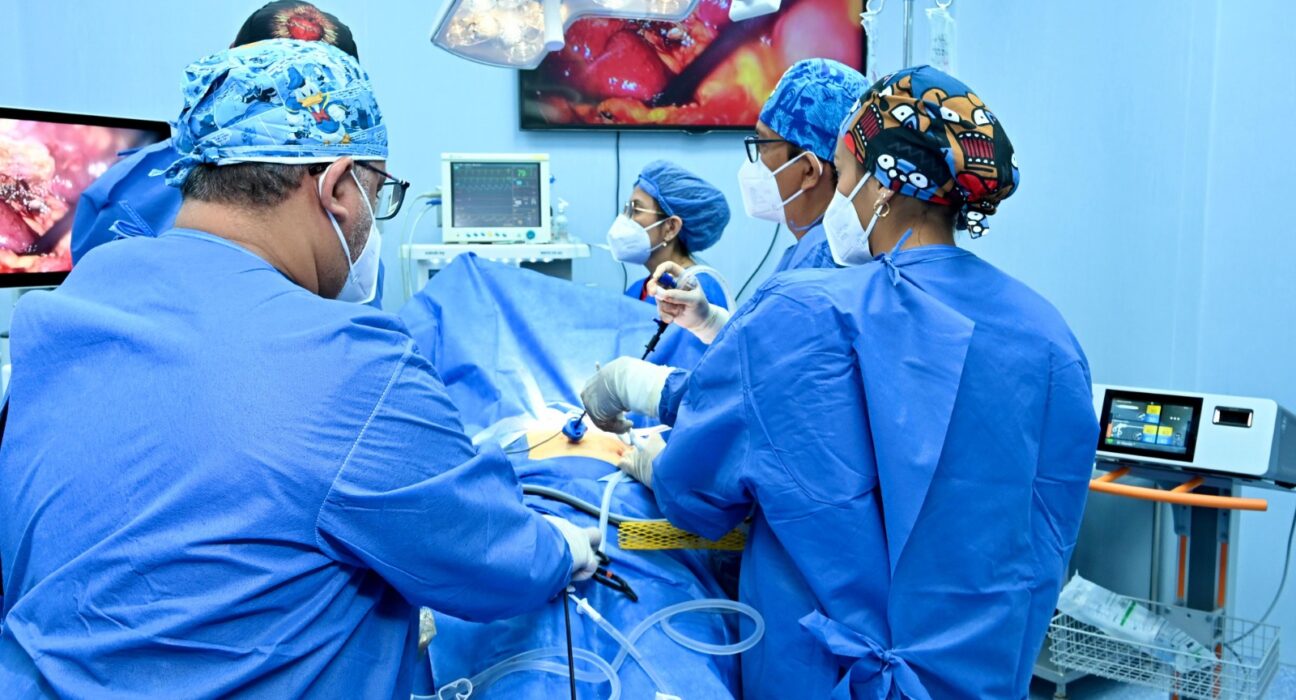 Hospitales del IESS incorporan tecnología laparoscópica 4K para cirugías mínimamente invasivas