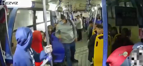 Hombres con pistolas y cuchillos asaltan a pasajeros de bus en Quito
