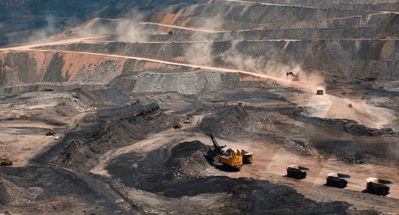 Gobierno remueve a decenas de funcionarios del sector minero